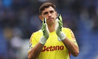 Dibu Martínez fue la figura del Aston Villa: el gesto cómplice a los fanáticos tras la polémica por su frustrada venta