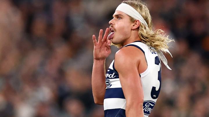 Smith apologises to photographer following abusive outburst