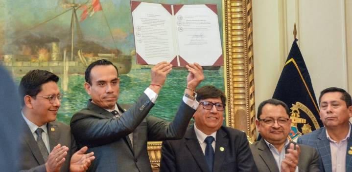 Presidente del Congreso firma autógrafa de ley que permite el octavo retiro de AFP