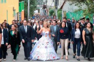 Romina Contreras y Enrique Vargas encabezaron desfile cívico en Huixquilucan por el 215 Aniversario de la Independencia