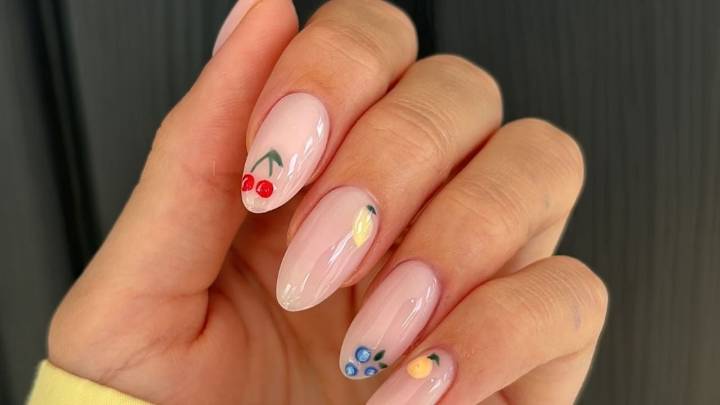 Hacete en casa la manicura de micro frutas, la tendencia de uñas más cute y apetecible en los días de calorcito