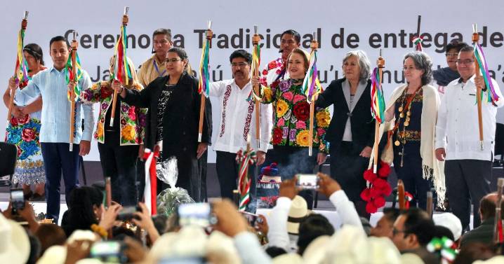 Indígenas entregan bastones de mando a nuevos ministros de la Corte