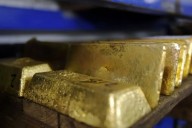 Oro alcanza nuevo récord por encima de los 3,800 dólares
