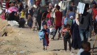La huida desesperada de miles de palestinos en el segundo día de la operación de Israel para ocupar la Ciudad de Gaza