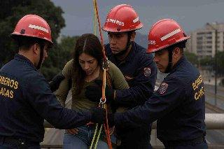 ¡Heroica intervención! Bomberos de Caracas salvan a mujer de un trágico salto desde un puente.