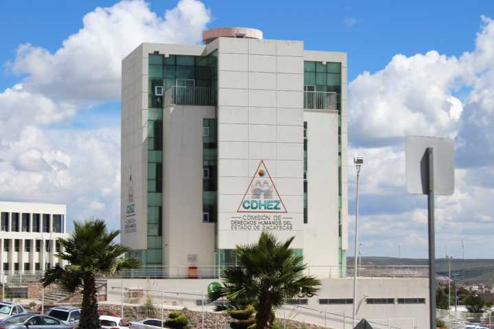 Condena CDHEZ violencia digital contra niñas y mujeres