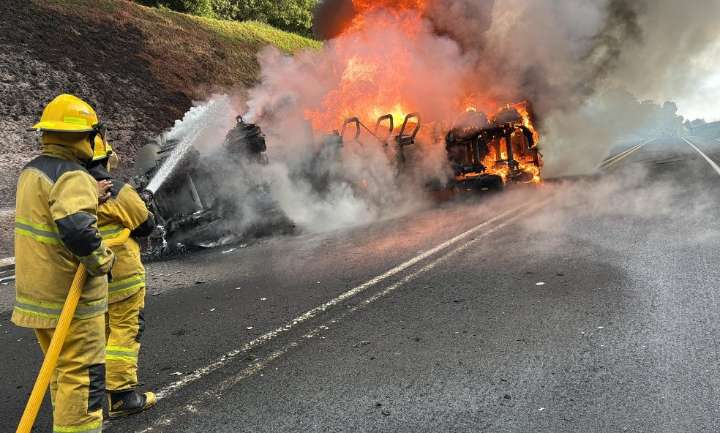 Pipa cargada con combustible se incendia en la México-Tuxpan y cierran la autopista