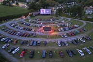 Amor bajo las estrellas: Pareja preserva el autocine más antiguo del mundo