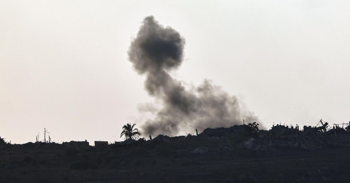 La aviación israelí lleva a cabo bombardeos de alfombra en Ciudad de Gaza