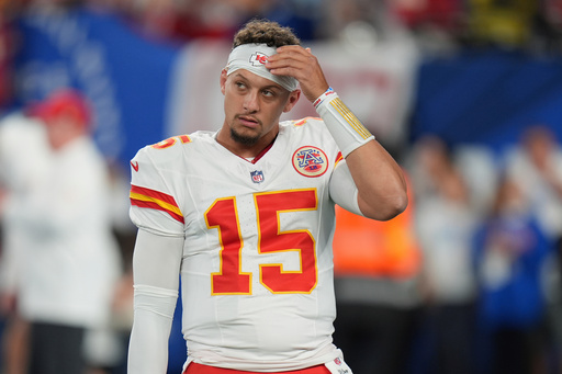 Ravens visitan a Chiefs en un duelo entre equipos que buscan evitar el botón de pánico