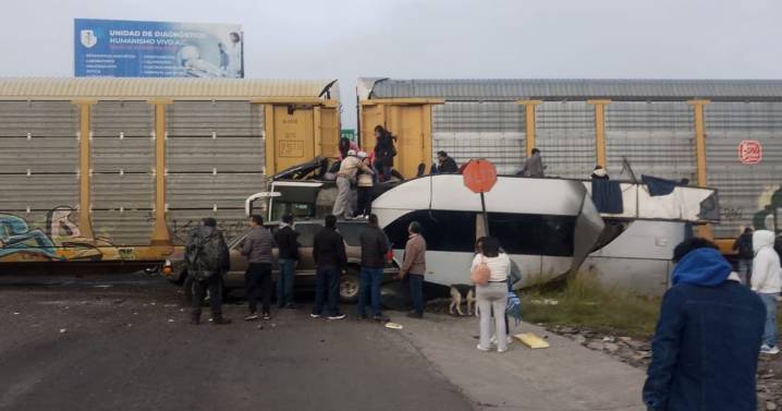 Última hora: accidente de tren y autobús en Atlacomulco deja 10 muertos y 55 heridos