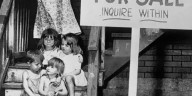 La familia que puso a la venta a cuatro de sus hijos con un cartel en la vereda: una foto icónica y el destino de los niños