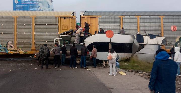 Tren embiste a autobús en Atlacomulco; reportan 8 muertos y 45 heridos [VIDEO]