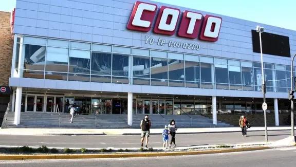 Neuquén: condenan al hipermercado Coto por obligar a una clienta a vaciar su cartera