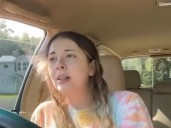 Se filmó cantando mientras conducía y sufrió un impactante accidente: "El auto patinó y terminó volcando"