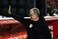 VIDEO. “Los chilenos jamás te olvidarán”: El homenaje de los hinchas de La Roja a Marcelo Bielsa en el duelo ante Uruguay