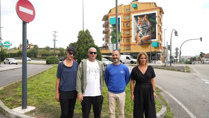 El trigre en tres dimensiones de "Nikita" ya luce en El Berrón: así es la primera obra de los artistas franceses en España