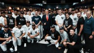 Ovación y cánticos patrióticos marcaron la presencia de Trump en el Yankee Stadium