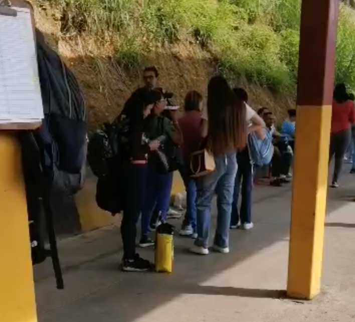Sin unidades para Caracas: usuarios denuncian paralización de la línea Caracas