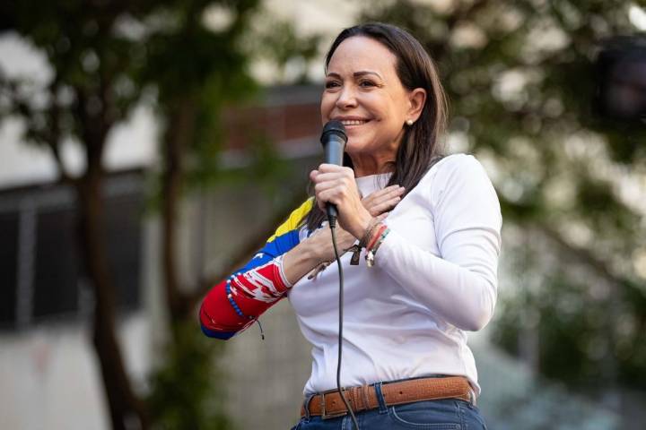 María Corina Machado pide a León XIV interceder por los presos...