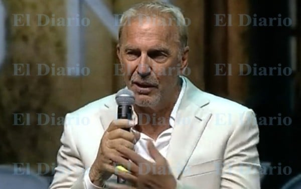 Kevin Costner inspira a jóvenes becarios mexicanos