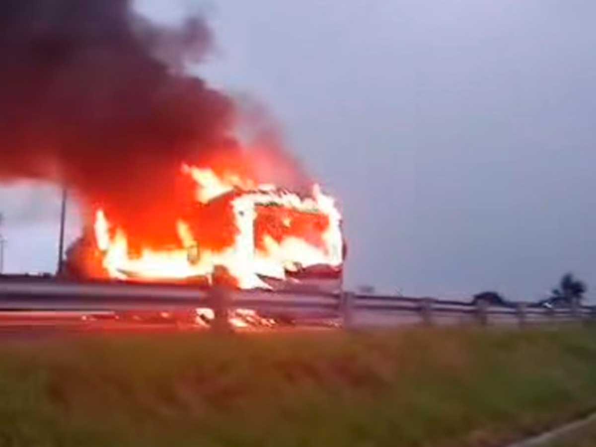 Taxistas incendian camión en Zinapécuaro y bloquean autopista de Occidente