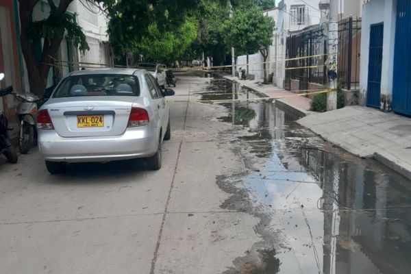 Denuncian nuevamente vertimiento de aguas residuales en la Calle 17 en Santa Marta
