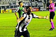 El "Bicho" Rossi puso en venta una camiseta del "Ferro" para aliviar su situación económica