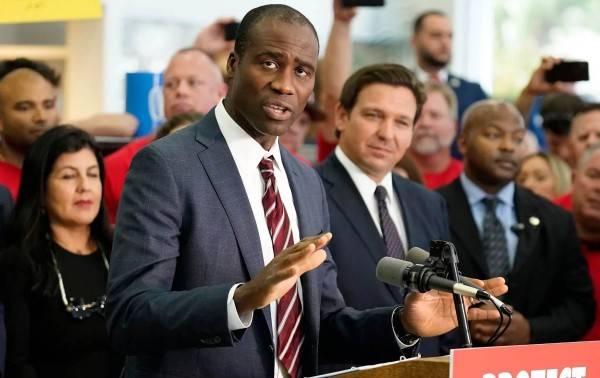 Florida planea eliminar la exigencia de vacunar a los niños que van a la escuela