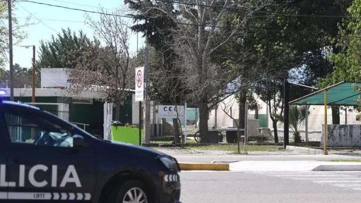 Argentina: una adolescente dispara con un arma y se atrinchera en un colegio de Mendoza