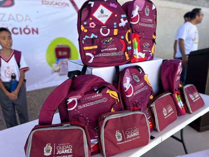 Entregan mochilas a estudiantes de la Escuela Primaria Revolución Mexicana