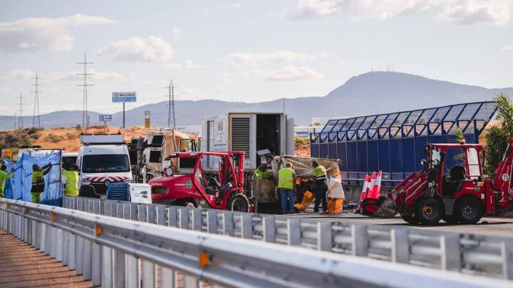 EN IMÁGENES | Cuatro heridos por un choque entre dos coches en la zona de obras del puente de la A-5 de Mérida