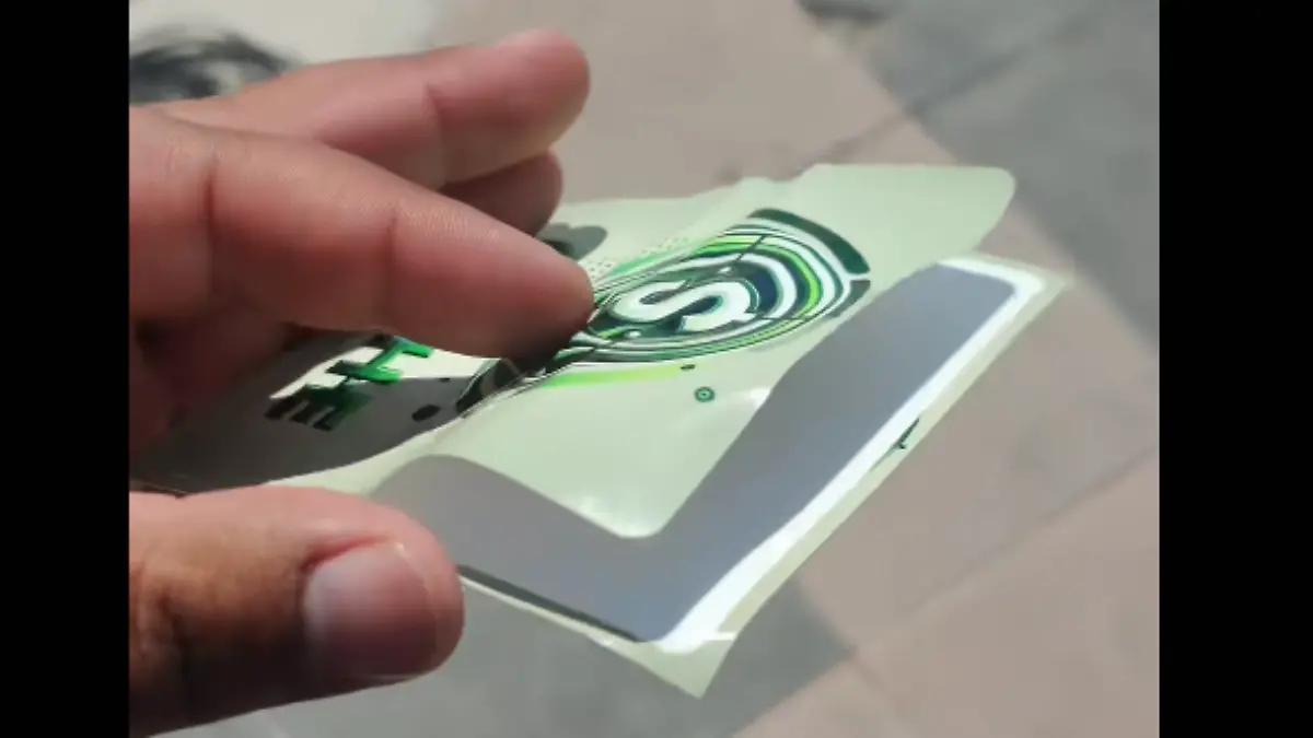¡Regala dinero! Conoce a CashE, el tiktoker que pega calcas con efectivo en sitios de Ciudad Juárez (VIDEO)