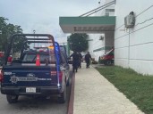 Fuerte movilización policiaca en el Hospital General de Cancún por amenaza de sujetos armados 