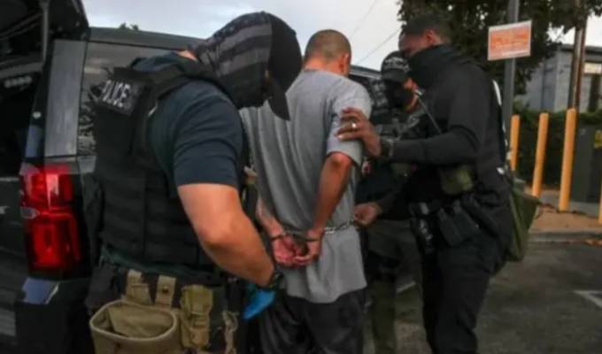 Gobierno de Trump anuncia redadas migratorias en Chicago y ciudades santuario esta semana