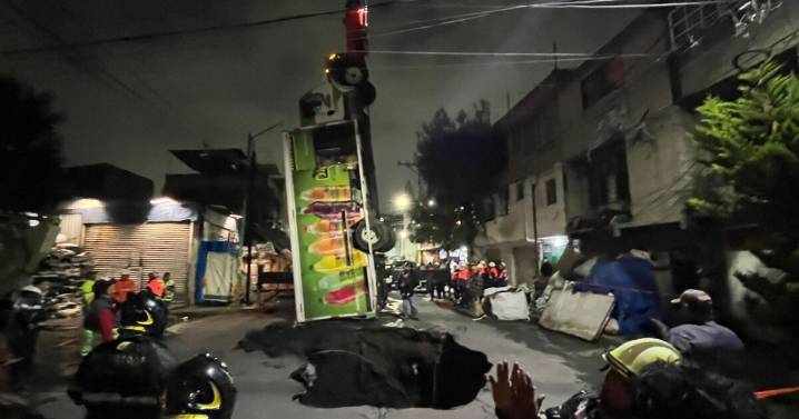 Tras 12 horas, recuperan camión de refrescos que cayó a socavón en Iztapalapa