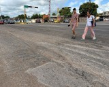 Conductores denuncian mal estado de la carretera en el semáforo de Las Cayenas