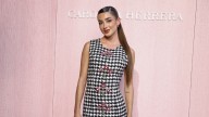 De Carmen Lomana a Isabel Preysler o Lola Lolita: los looks que brillaron en el desfile de Carolina Herrera en la Plaza Mayor de Madrid