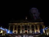 Un emotivo homenaje al papa Francisco durante un concierto mundial en el Vaticano: drones dibujaron su rostro en el cielo