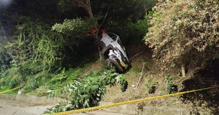 Impactante accidente en Bucaramanga: carro se salió de la vía y rodó montaña abajo