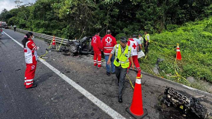 Choque frontal entre auto y pipa en la autopista México-Tuxpan deja tres personas fallecidas en Puebla