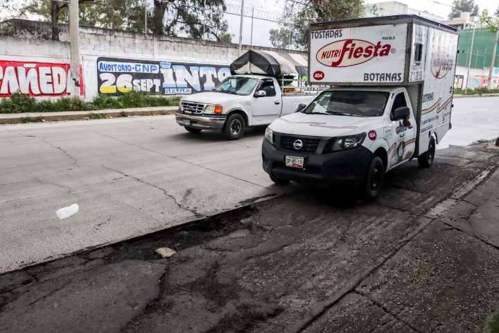 Automovilistas denuncian bache peligroso en autopista México