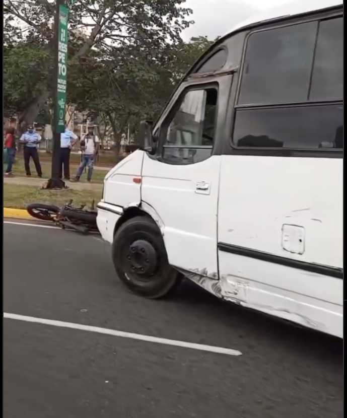 Accidente vial entre autobús y moto en Alta Vista