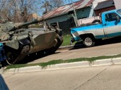 Insólito: un tanque de guerra chocó a una camioneta en plena ciudad de Concordia