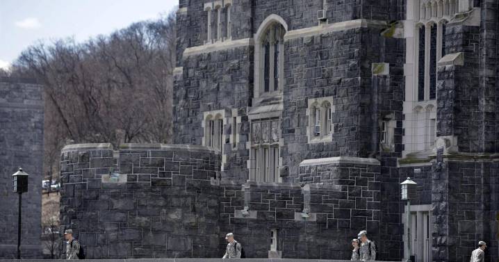 Catedrático de West Point demanda a la academia por restricciones a la libertad de expresión