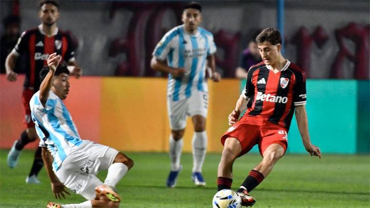 River, con la mente en la Libertadores, la pasó mal en Tucumán y cayó ante Atlético