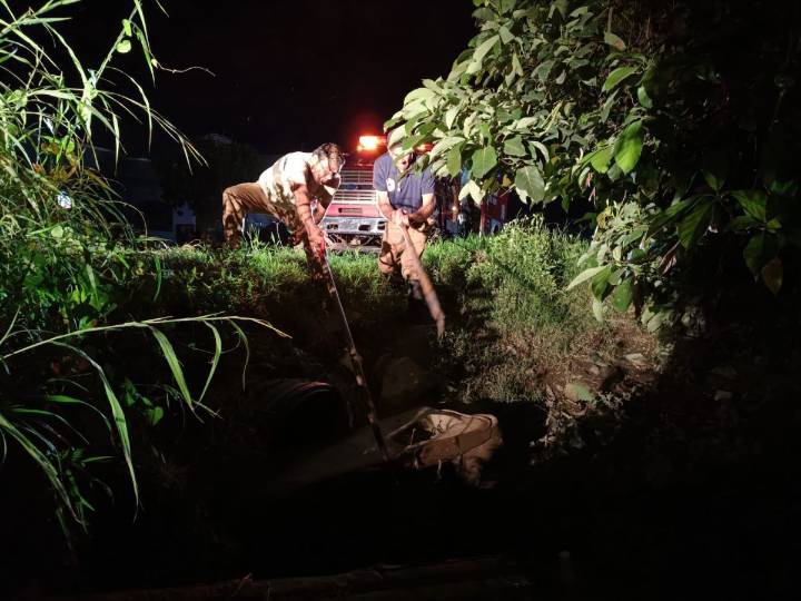 PCYB DE TEPIC Y DE ASEO PÚBLICO RETIRAN DESECHOS QUE FUERON ARROJADOS