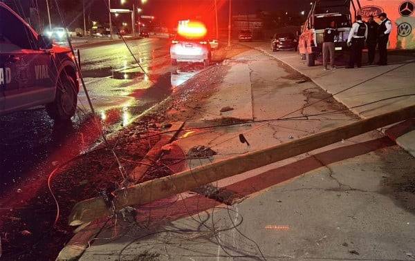 Policía pierde el control de la unidad y choca con poste