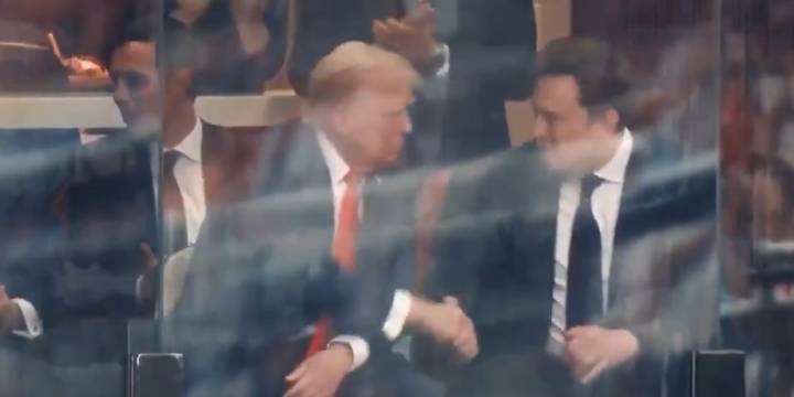 Donald Trump y Elon Musk se reencontraron en el funeral de Charlie Kirk, se estrecharon la mano y mantuvieron una charla