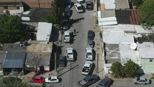 Catean casa y aseguran arma de utilería y un vehículo